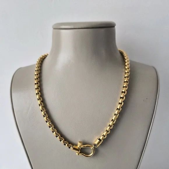 Elegant Gold Chain Necklace - Picture 2 of 4